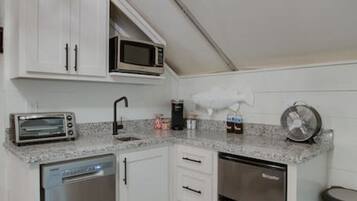 Réfrigérateur, micro-ondes, plaque de cuisson, lave-vaisselle