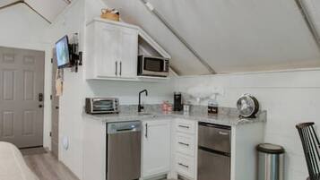 Réfrigérateur, micro-ondes, plaque de cuisson, lave-vaisselle