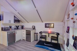 Kjøleskap, mikrobølgeovn, kokeplater og oppvaskmaskin