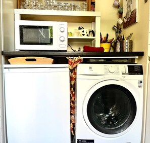 Studio | Dapur pribadi | Lemari es, microwave, oven, dan mesin espresso