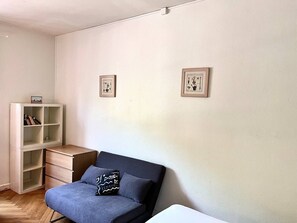 Studio | Individually decorated, individually furnished, laptop workspace - Devin (Geneva)