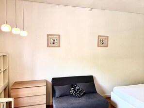 Studio | Living area | 80-cm LCD TV with satellite channels, TV - Devin (Geneva)
