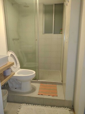 Regadera, secadora de cabello, toallas, jabón 