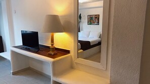 Individually decorated, individually furnished, laptop workspace - La Gloria  (Cancun)