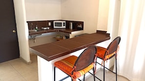 Frigobar, microondas, artículos de limpieza