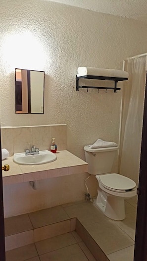 Shower, rainfall showerhead, hair dryer, towels - La Gloria  (Cancun)