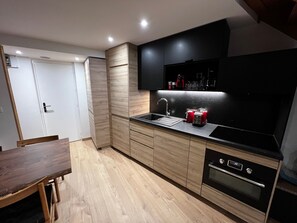 Frigorifero, microonde, forno, piano cottura