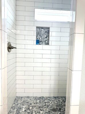 Dusche, Handtücher, Seife, Shampoo