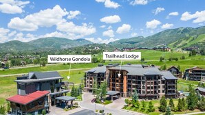 Un chalet moderne doté d’une entrée imposante, d’un parking et offrant une vue sur les montagnes environnantes.