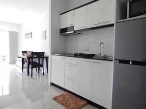 Fridge, microwave, stovetop, coffee/tea maker