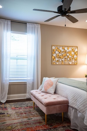Iron/ironing board, internet, bed sheets - The Dodge, Cozy 1BR King by Velvet Ditch Villas (Oxford)