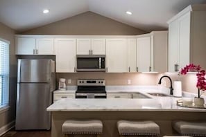 Fridge, microwave, oven, stovetop - The Dodge, Cozy 1BR King by Velvet Ditch Villas (Oxford)