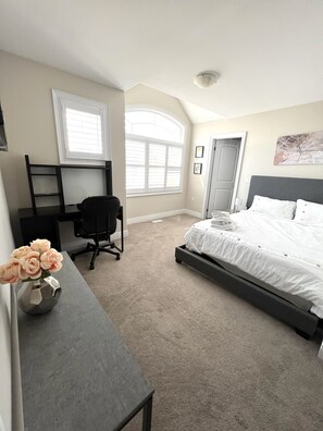 5 bedrooms, iron/ironing board, WiFi, bed sheets - Hot Tub & Gym in Relaxing 10 Person 5 BR House (Peterborough)