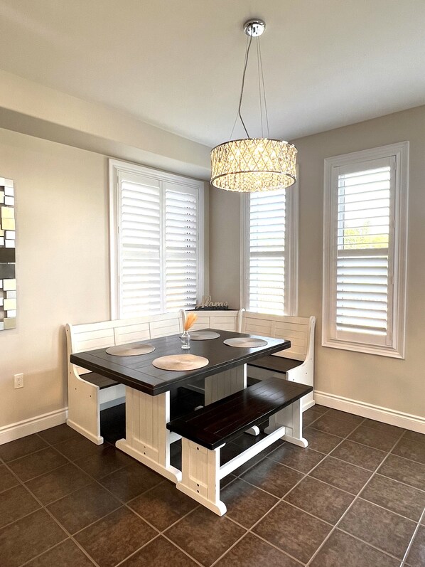 Dining - Hot Tub & Gym in Relaxing 10 Person 5 BR House (Peterborough)