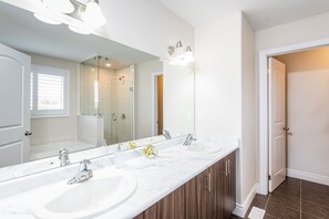 Hair dryer, towels, soap, shampoo - Hot Tub & Gym in Relaxing 10 Person 5 BR House (Peterborough)