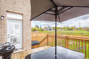 Outdoor dining - Hot Tub & Gym in Relaxing 10 Person 5 BR House (Peterborough)