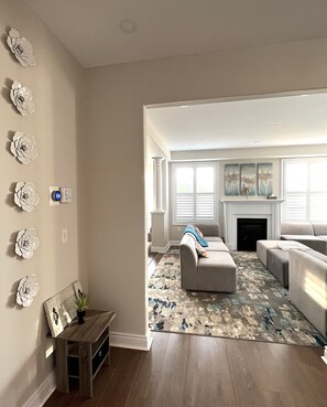 Living area - Hot Tub & Gym in Relaxing 10 Person 5 BR House (Peterborough)