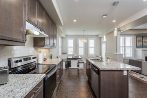 Private kitchen - Hot Tub & Gym in Relaxing 10 Person 5 BR House (Peterborough)