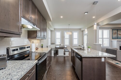 Hot Tub & Gym in Relaxing 10 Person 5 BR House