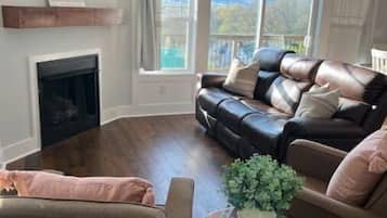 Smart TV, chimenea y oficina