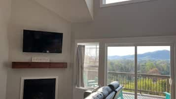 Smart-TV, Kamin, Arbeitsbereiche