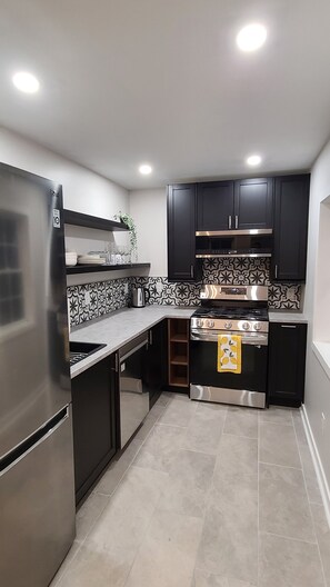 Kühlschrank, Mikrowelle, Herdplatte, Geschirrspüler