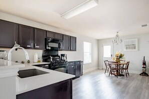 Fridge, microwave, oven, stovetop - Welcome to your modern home in Austin, close to downtown and the airport! (Austin)