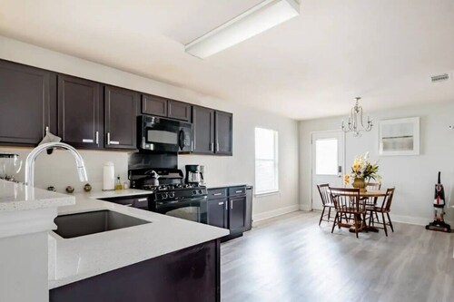 ENTIRE HOME | 3BR WFH Hub | 2 Baths | Near SoCo