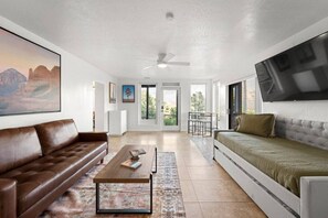 Smart TV, fireplace