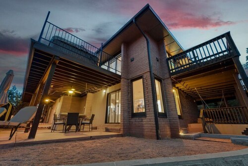 Uptown Lower-level unit w/Ultimate Views & Hot Tub