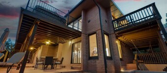 Uptown Lower-level unit w/Ultimate Views & Hot Tub