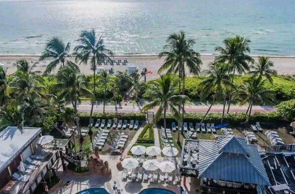 On the beach - Ocean Front Condo - Walk out to the Sand (Miami)