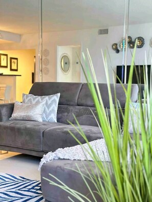 Living area - Ocean Front Condo - Walk out to the Sand (Miami)