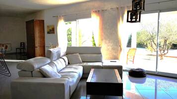 Télévision, lecteur de DVD, livres