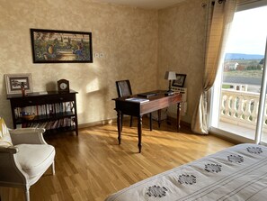 3 bedrooms, desk, iron/ironing board, free WiFi