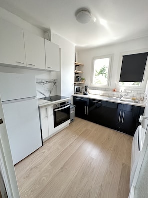 Een koelkast, een microgolfoven, een oven, een kookplaat