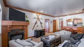 Smart TV, fireplace