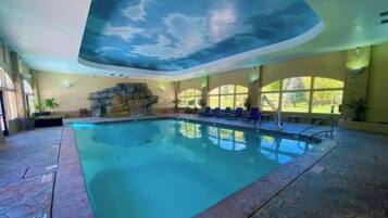 Una piscina cubierta, una piscina climatizada