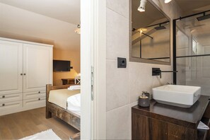 5 chambres, bureau, fer et planche à repasser, lit parapluie