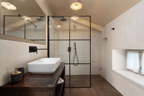 Séchoir à cheveux, bidet, serviettes fournies, savon