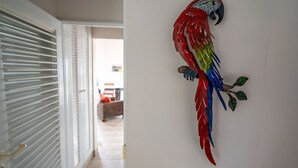 Een hal met een aan de muur bevestigde papegaai-beeldhouwkunst.
