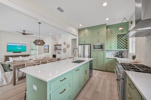 雪櫃、微波爐、焗爐、爐具