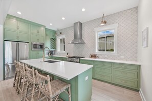 雪櫃、微波爐、焗爐、爐具