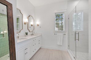 Combined shower/tub, hair dryer, towels - 30 A-mazing. 4 bd, Private Heated Pool, 6 Seater Golf Cart and Bikes! (Santa Rosa Beach)