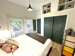 2 dormitorios, tabla de planchar con plancha, cuna de viaje