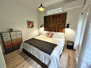2 bedrooms, iron/ironing board, travel cot, free WiFi - Tranquil Lakeside Home w/hot tub & sauna - 20 mins from city of Halifax! (Brookside)