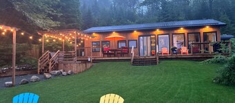 Tranquil Lakeside Home w/hot tub & sauna - 20 mins from city of Halifax!