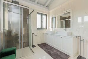 Een douche, een haardroger, handdoeken