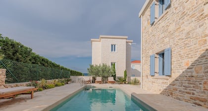 Villa Adriatica direkt am Meer mit Pool