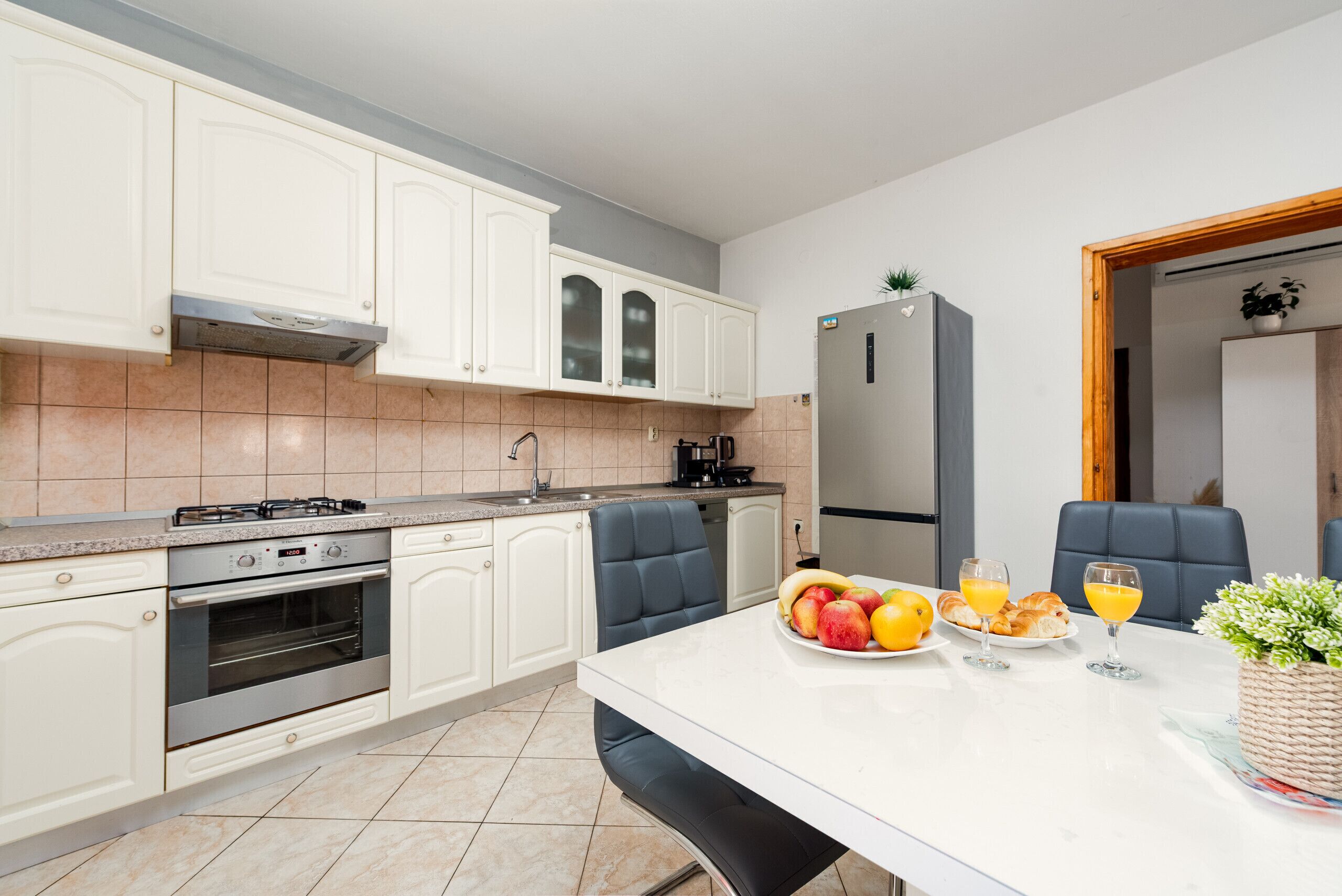 Kühlschrank, Mikrowelle, Ofen, Geschirrspüler